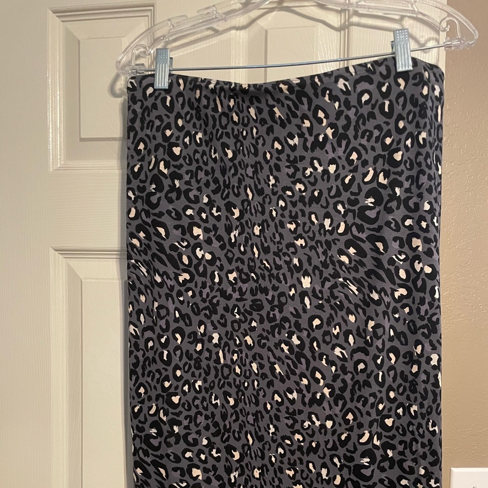 APT. 9 skirt, gray leopard print, NWT, slim cut, below the knee